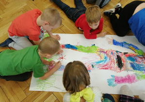 dzieci rysują na plakacje